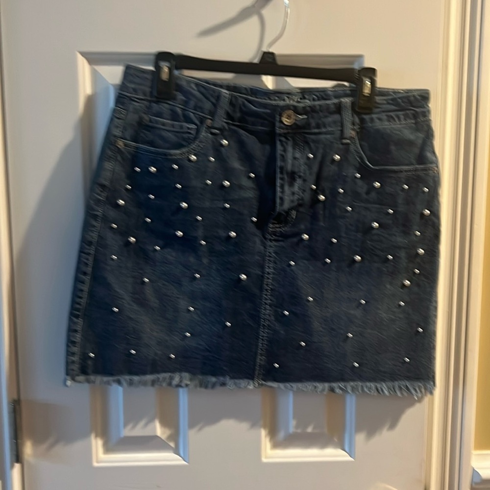 Back pockets pearls scattered on front with fringed hemline
